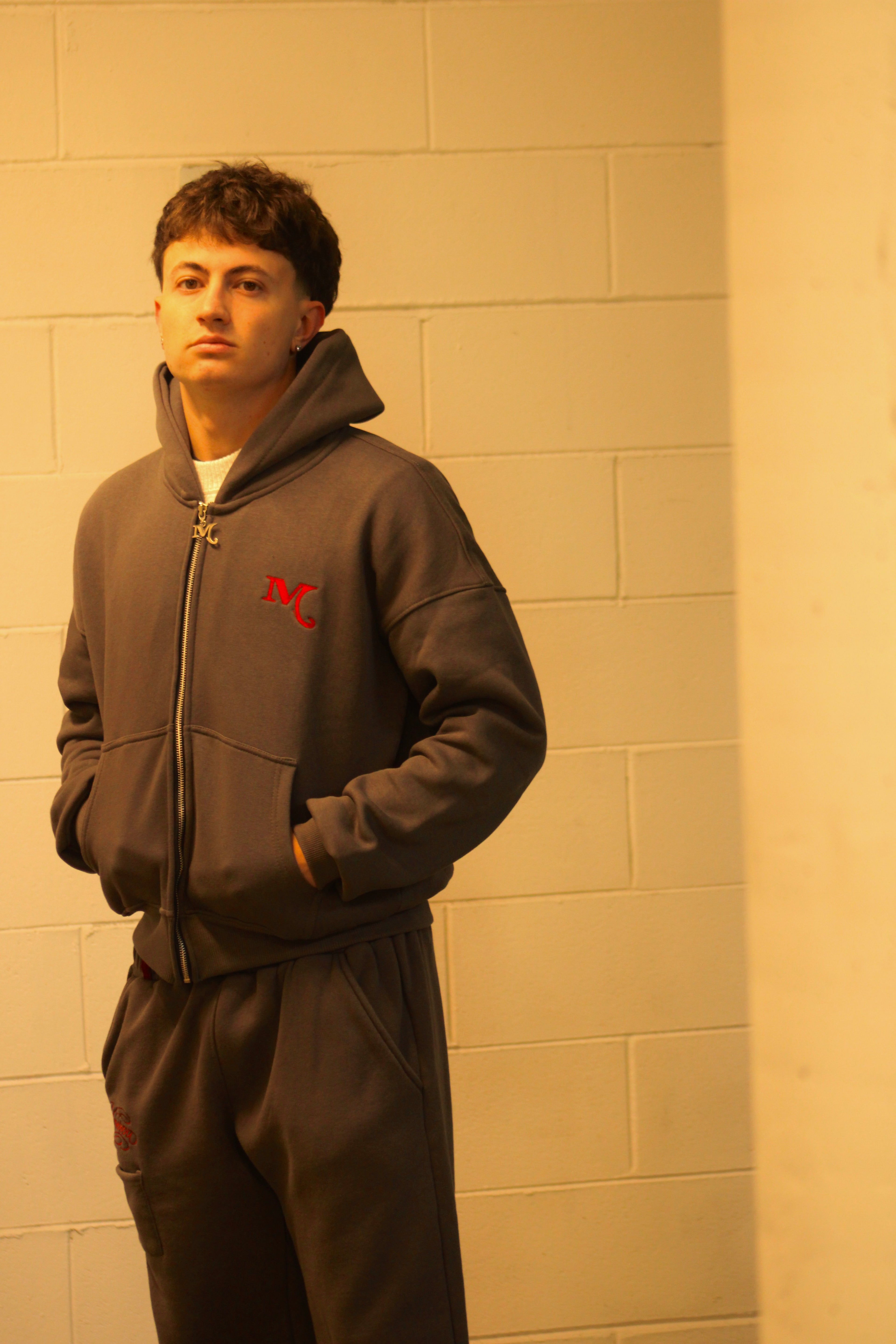 mnerva "ESSENTIAL" zip hoodie